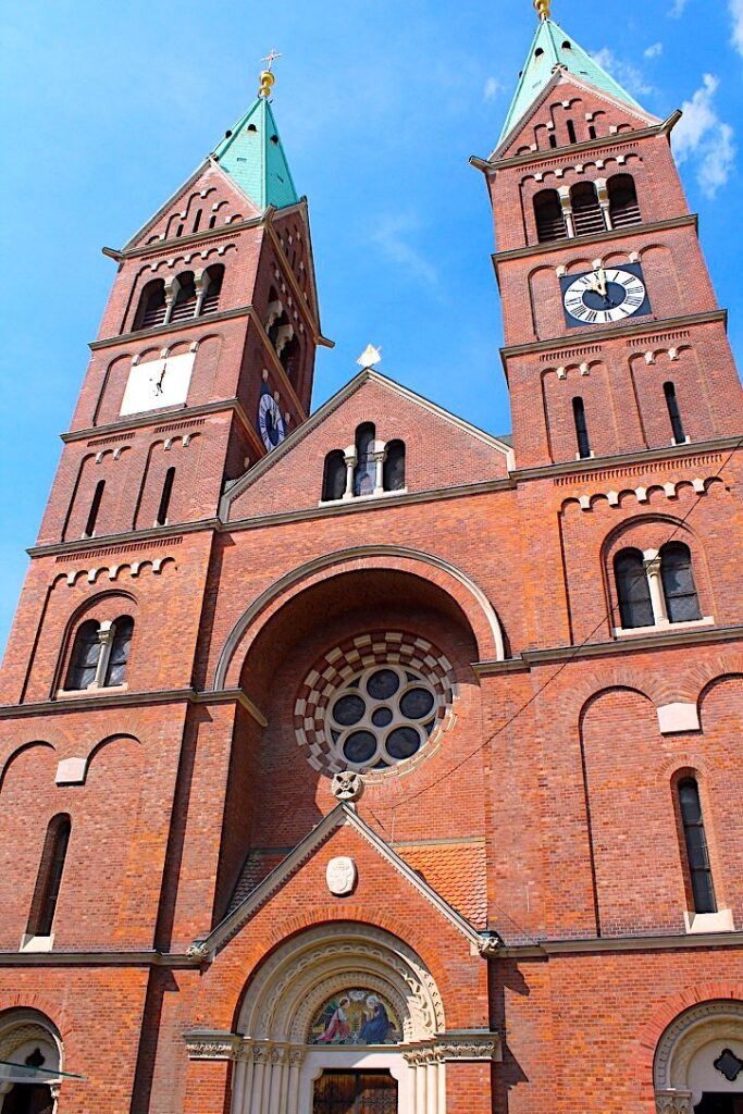 Duomo di Maribor in mattoni rossi con le due torri gemelle dal tetto verde