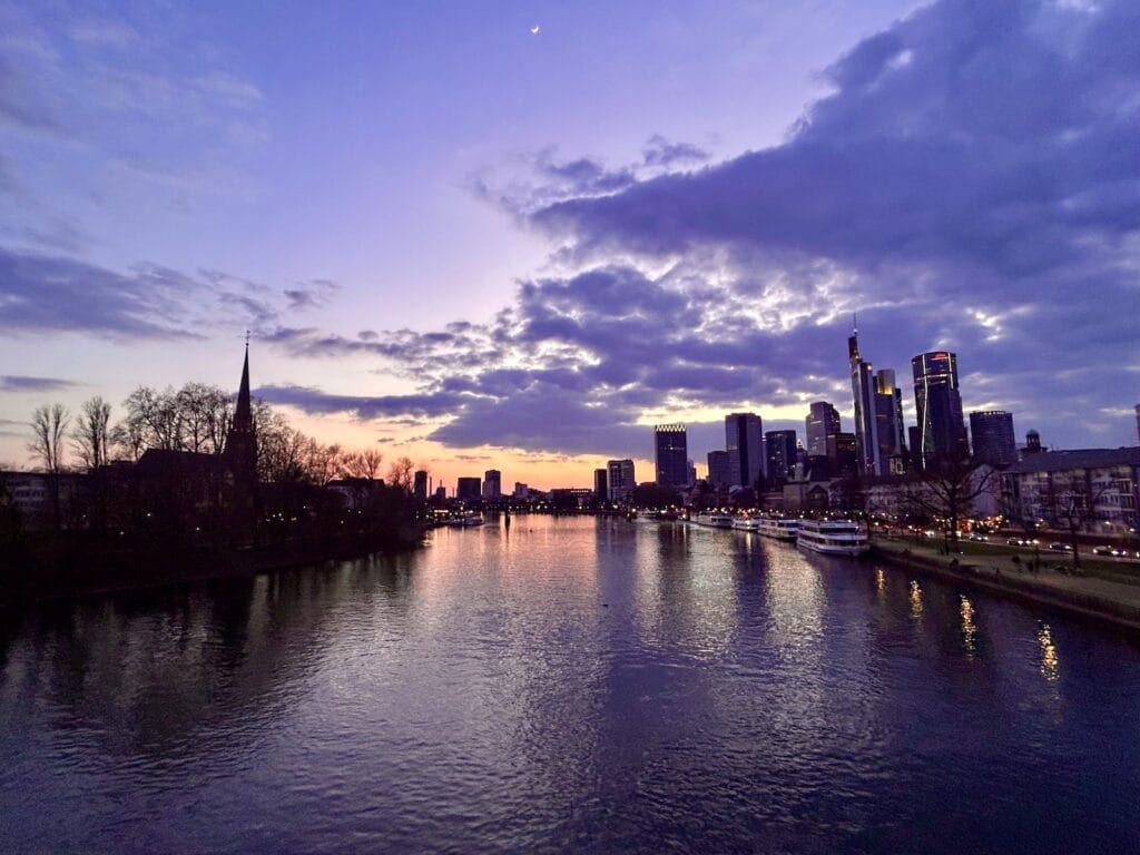 skyline di Francoforte sul Meno visto dal ponte principale durante una serata di primavera