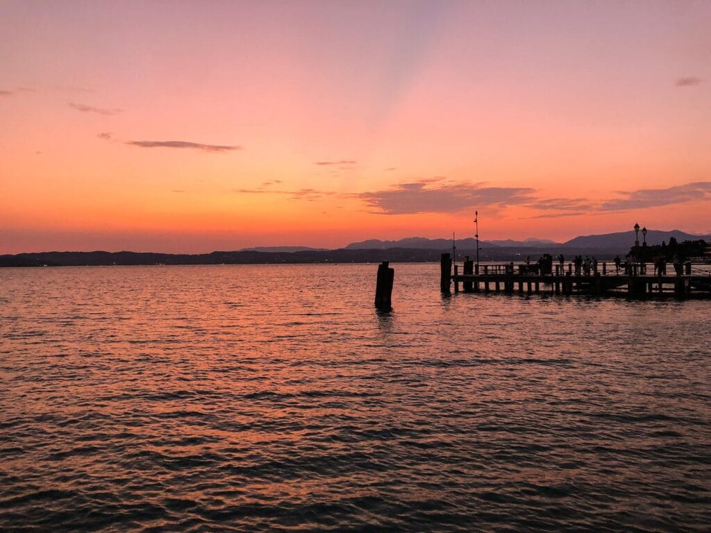 Tramonto primaverile sul Lago di Garda a Sirmione, destinazione consigliata per un weekend romantico o con animali.
