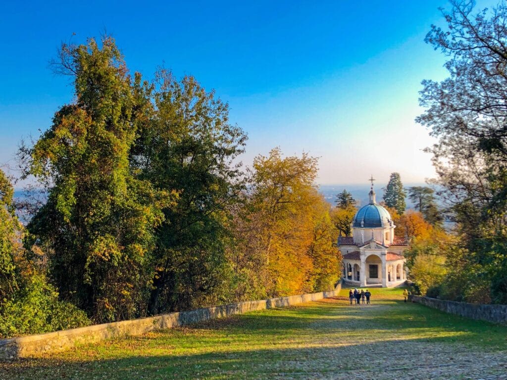 Tramonto autunnale sulle cappelle del Sacro Monte di Varese, meta per una gita fuori porta in Lombardia