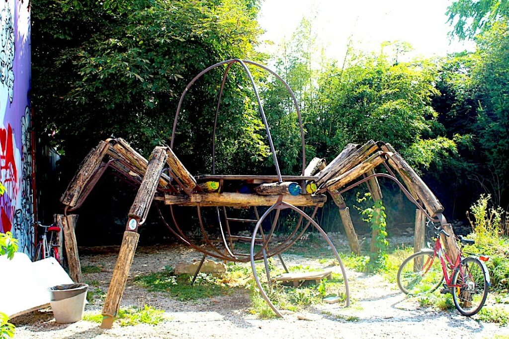 Scultura a forma di ragno gigante in legno e metallo nel quartiere alternativo di Metelkova