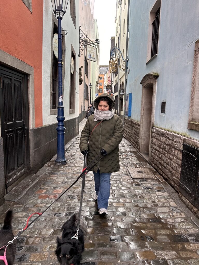 Viaggiare con il cane in inverno: Veronica e Kiko al carnevale di Colonia.