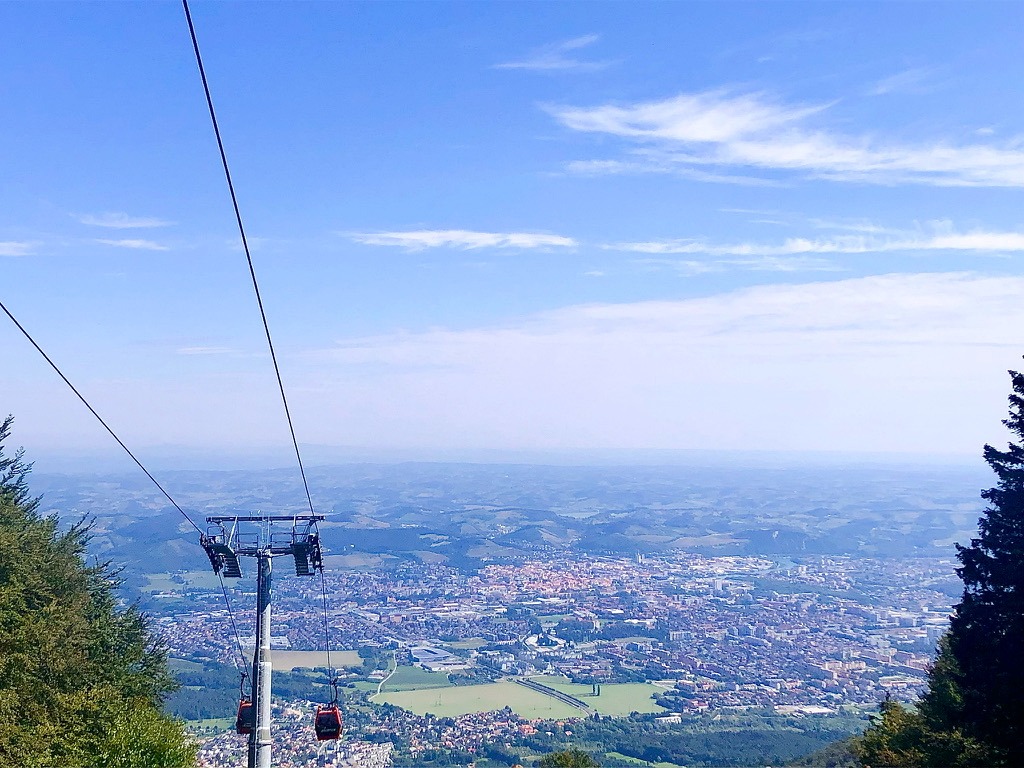 Vista dalla cabinovia del Pohorje sulla pianura e sulla città di Maribor