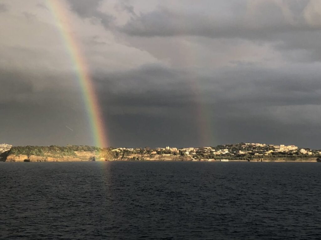 Arcobaleno sul mare visto dal traghetto tra Procida e Ischia
