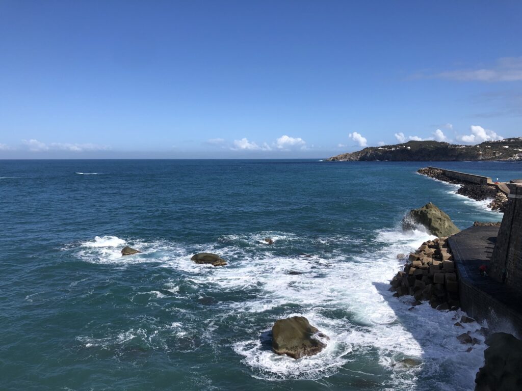 Scogliera e frangiflutti sulla costa di Ischia