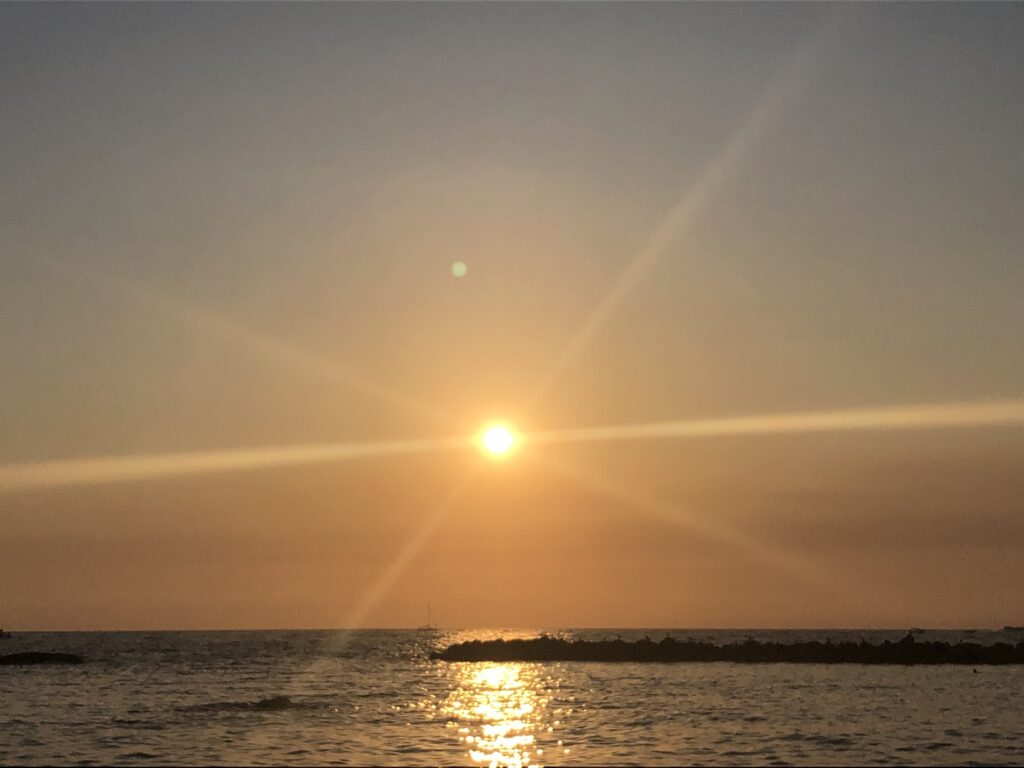 Tramonto sul mare di Ischia, chiusura di una giornata in isola con il cane