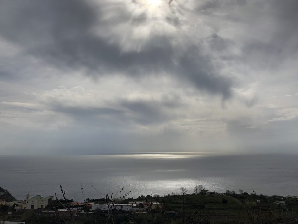 Raggi di sole tra le nuvole sul mare di Ischia