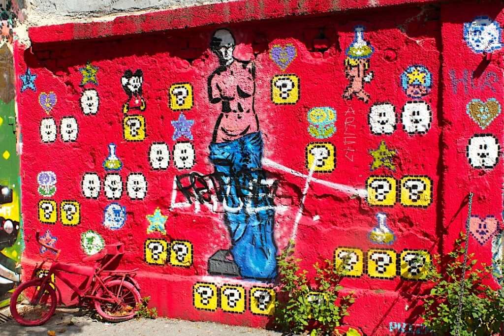 Muro a mosaico con piastrelle colorate, Metelkova, Lubiana