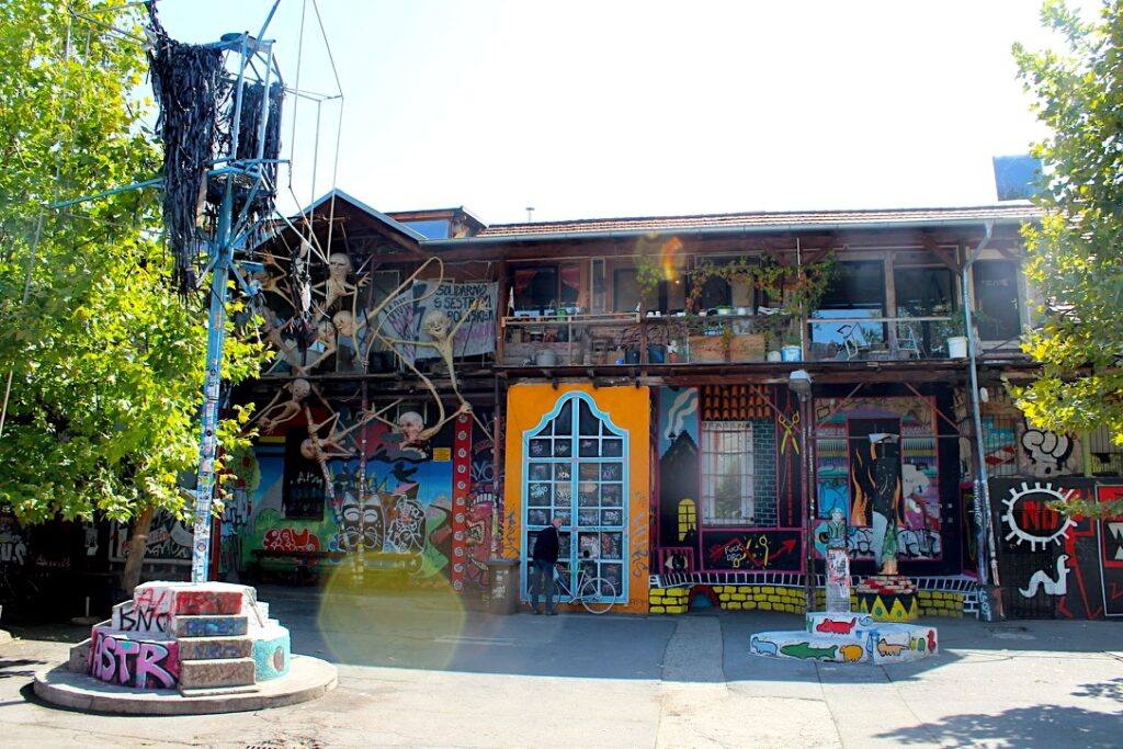 Edificio con murales di scheletri e marionette, Metelkova