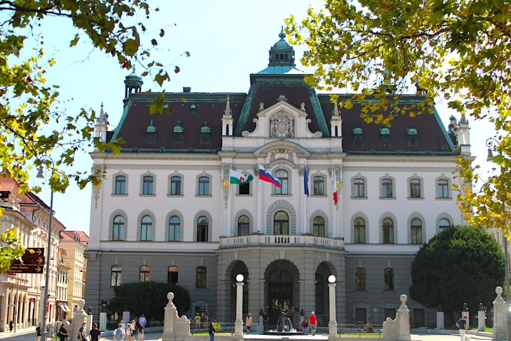 Palazzo dell'Università di Lubiana con bandiere