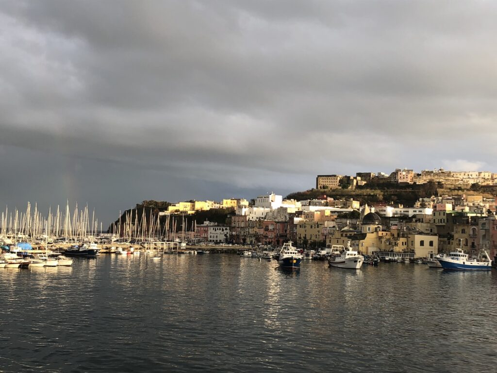 Il porto di Procida al tramonto durante la traversata verso Ischia