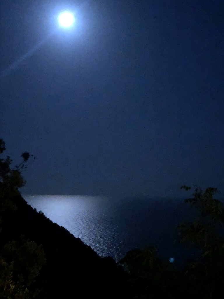 Luna piena riflessa sul mare di Forio in una notte serena