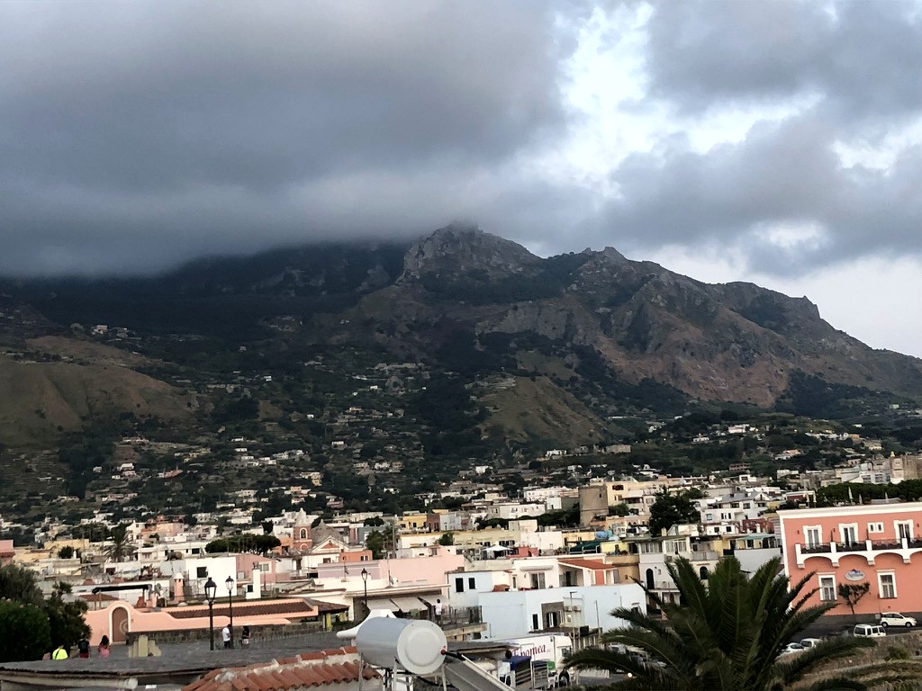 Monte Epomeo avvolto dalle nuvole visto da Forio nel tardo pomeriggio