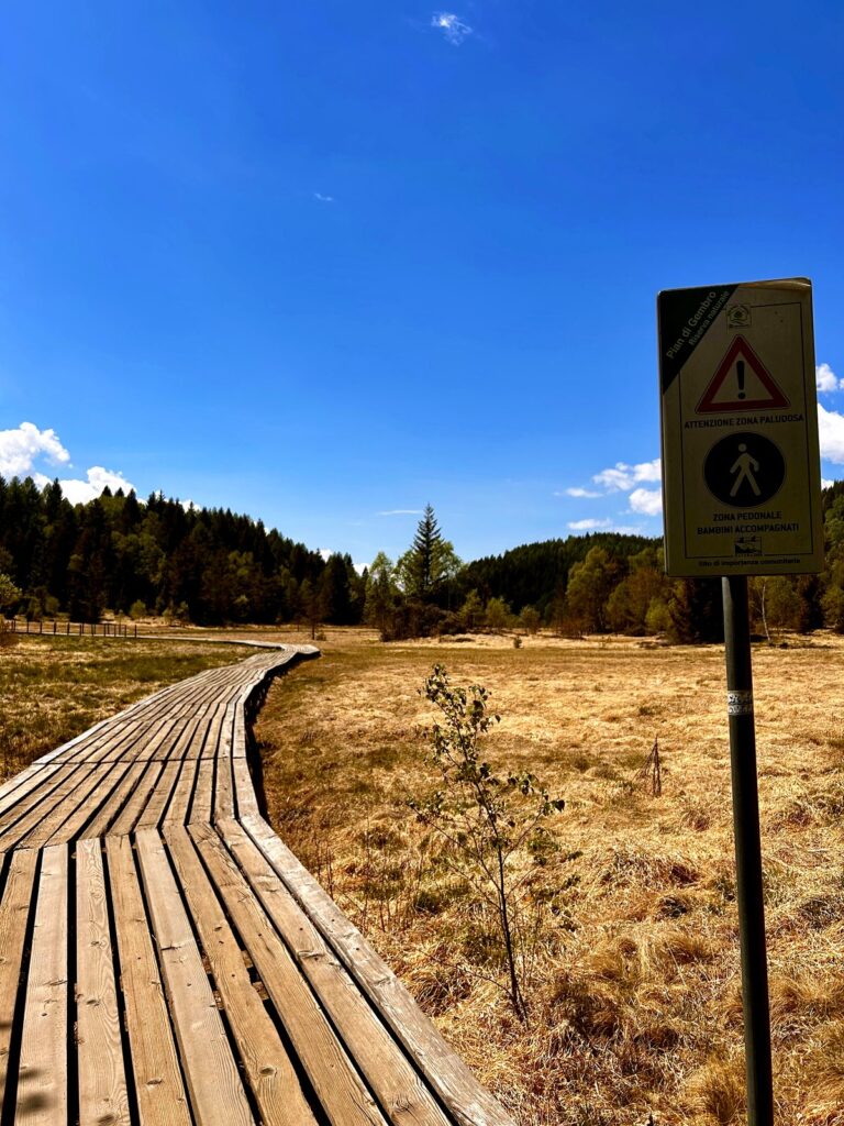 Cartello della Riserva Naturale di Pian di Gembro lungo la passerella