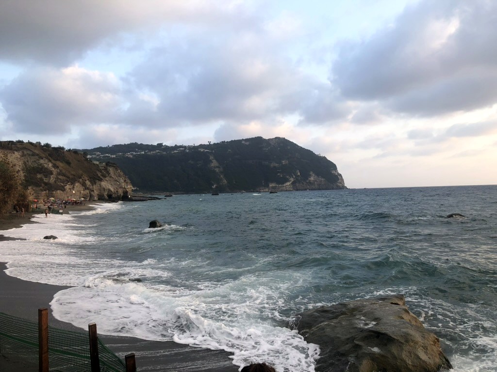 Spiaggia di Cava dell'Isola a Forio, area dog-friendly libera per cani