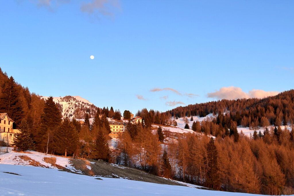 Borgo di Trivigno sopra Aprica al tramonto con la neve