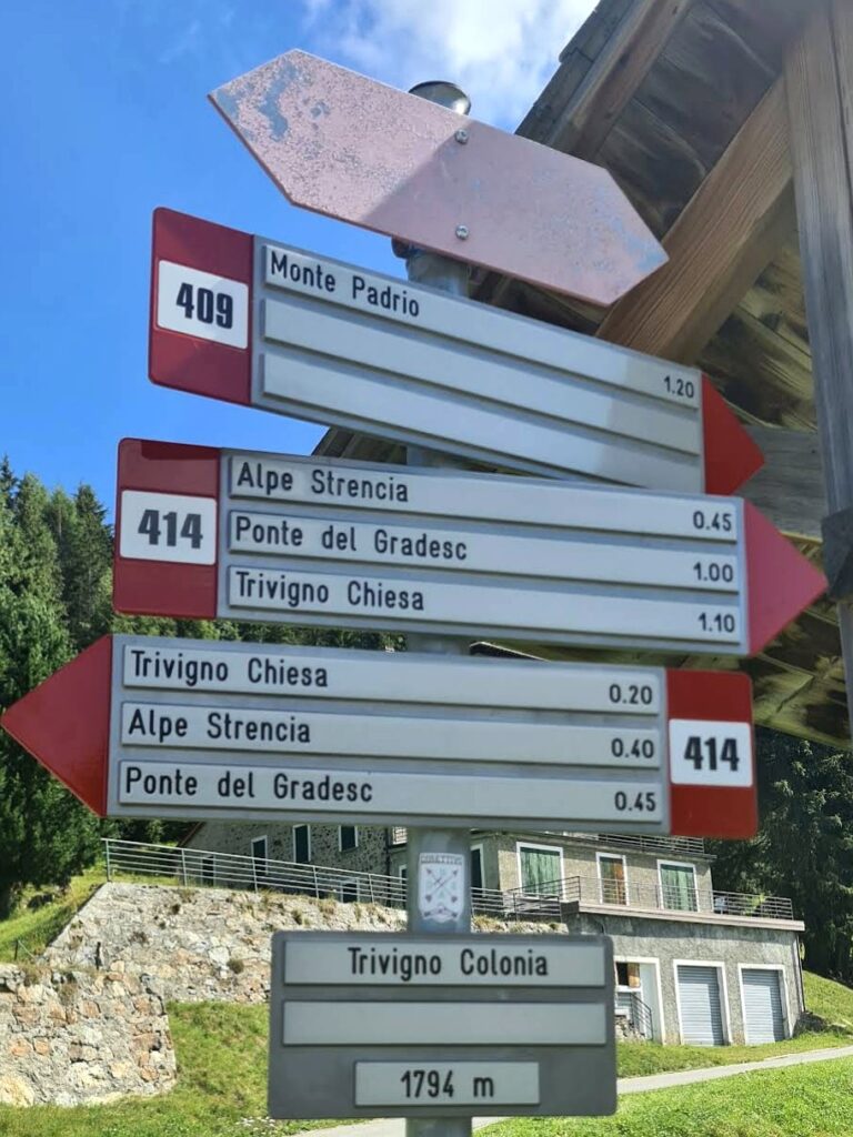 Cartello segnaletico CAI dei sentieri escursionistici da Trivigno, Aprica