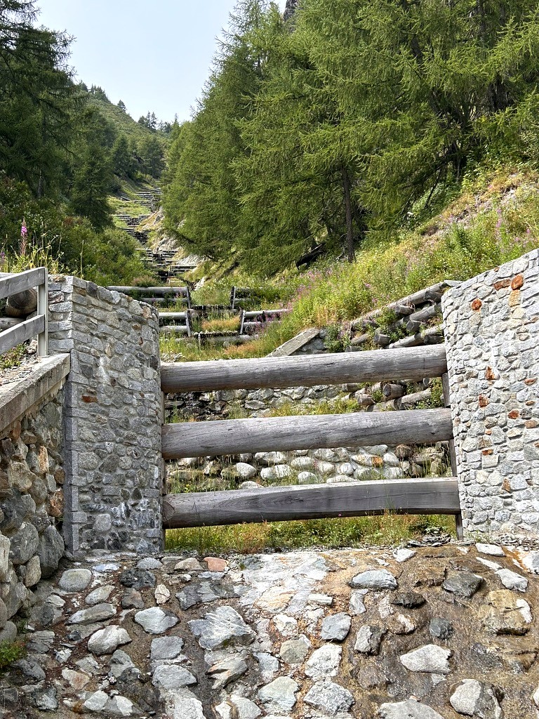 Struttura in pietra sul sentiero verso il Mortirolo, vista dal ponte sopra Trivigno