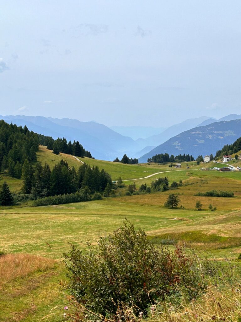 Vallata di Trivigno con vista sul pianoro vicino al parcheggio dei sentieri
