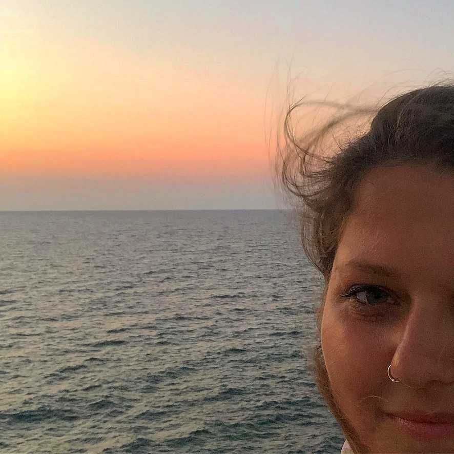 Selfie al tramonto sul mare di Forio, autrice del blog Zampette Nomadi