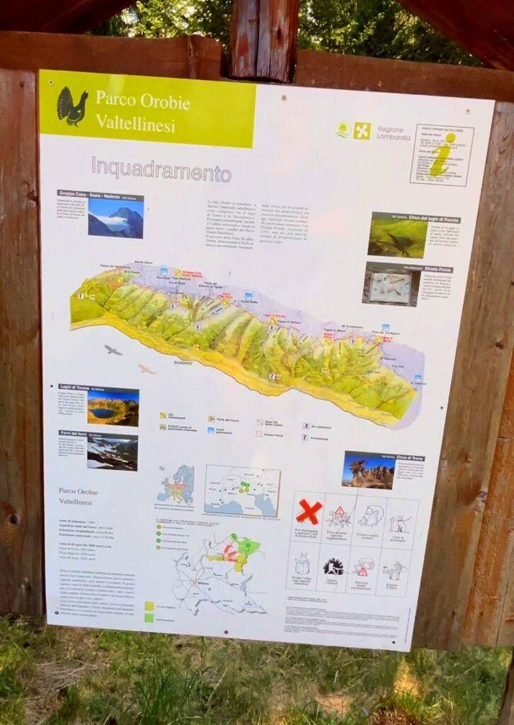 Cartello informativo del Parco Orobie Valtellinesi vicino all'area picnic