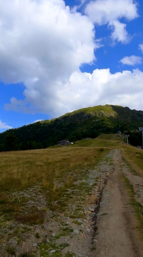 Sentiero verso Monte Filone con la cabinovia sullo sfondo