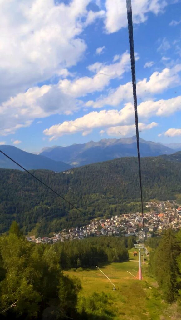 Vista sulla valle e su Aprica dalla cabinovia per Magnolta